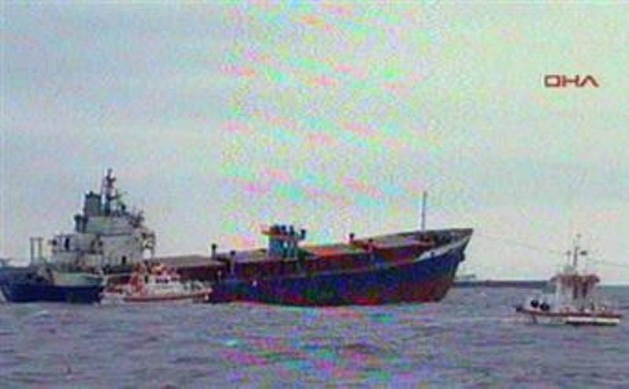 Βυθίζεται το φορτηγό πλοίο στο Βόσπορο