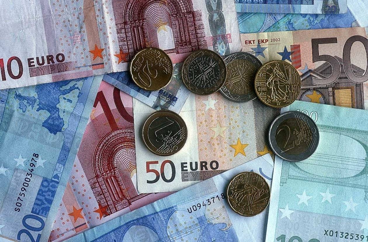 DJ: «Νέα έκθεση για το ελληνικό χρέος ζητούν χώρες της Ευρωζώνης»