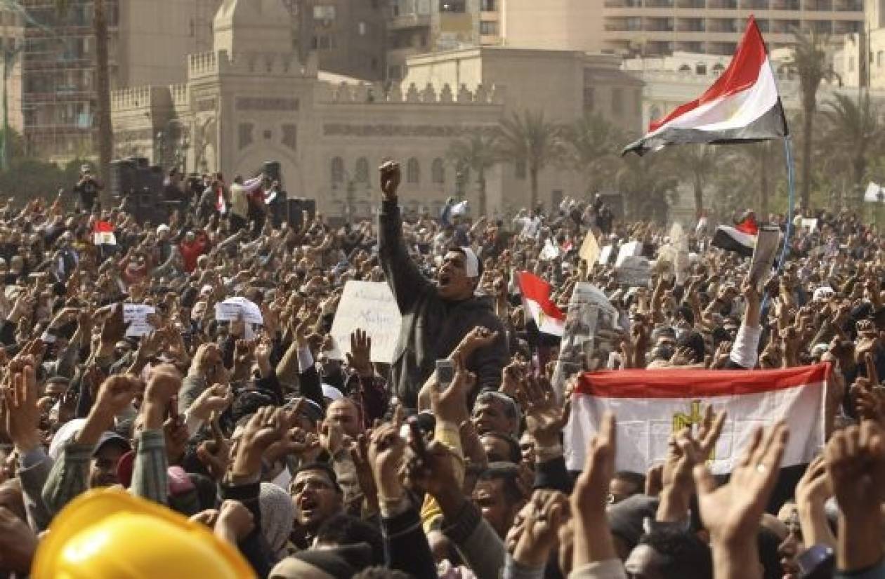 Πλήθος διαδηλωτών στην πλατεία Ταχρίρ για την 1η επέτειο της εξέγερσης