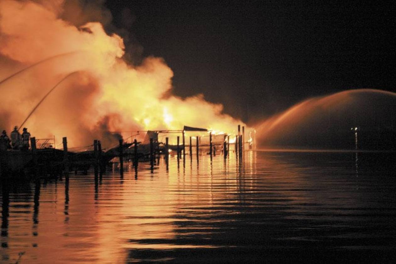 Στις φλόγες έξι πολυτελή σκάφη στη Μαρίνα Αλίμου