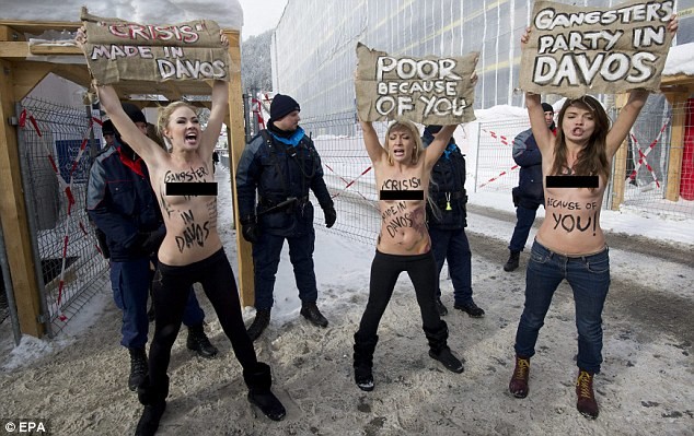 Γυμνόστηθη διαμαρτυρία στο χιονισμένο Νταβός