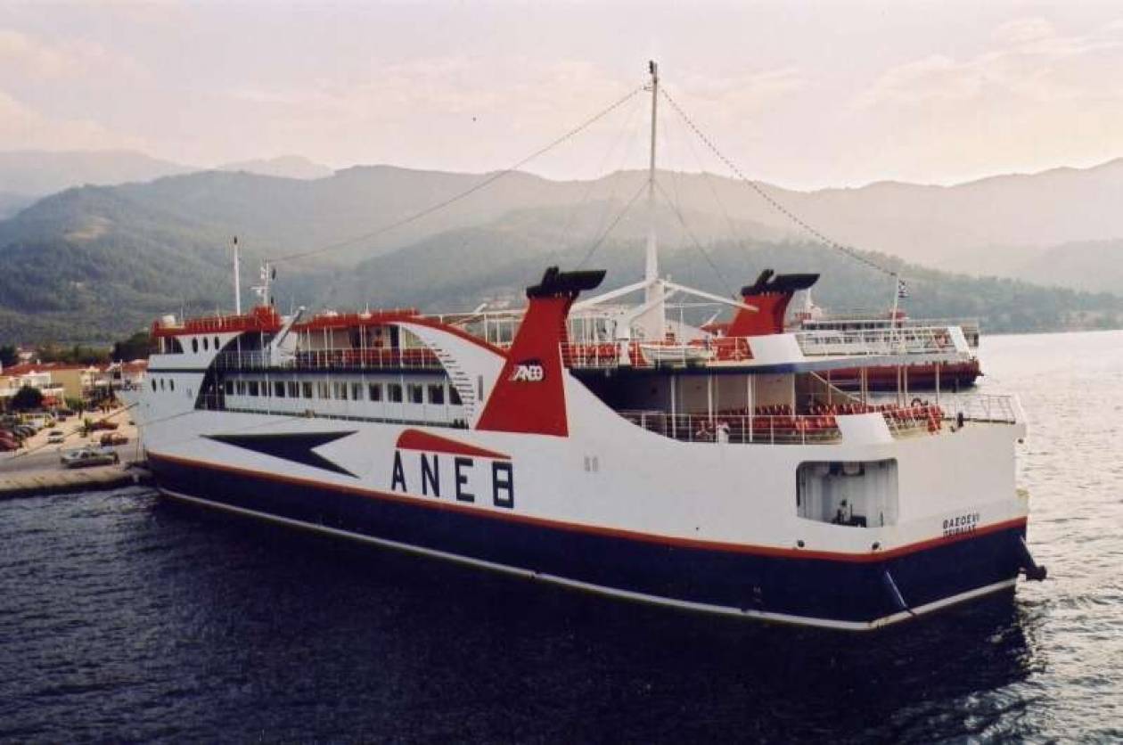 Επεισοδιακή πρόσδεση επιβατικού πλοίου στο λιμάνι της Θάσου