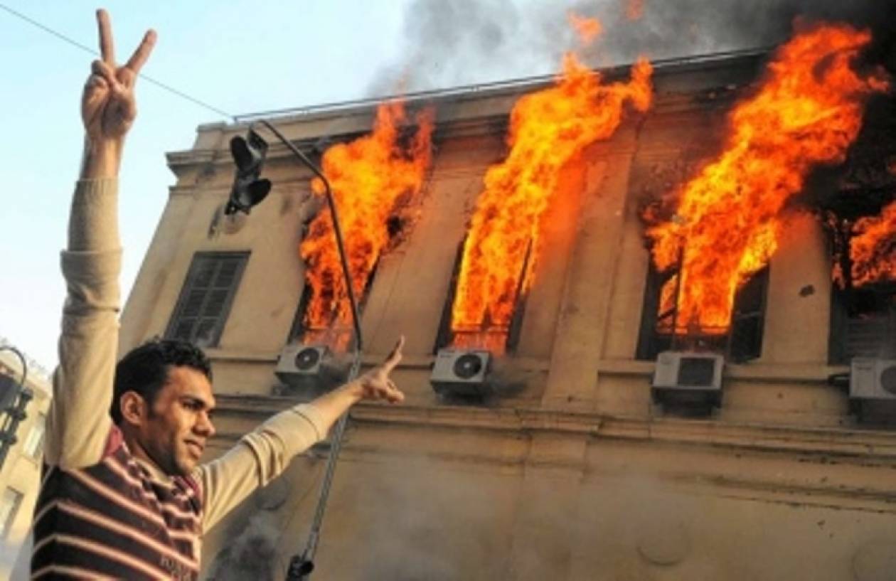 Στις φλόγες κυβερνητικό κτήριο στο Κάιρο