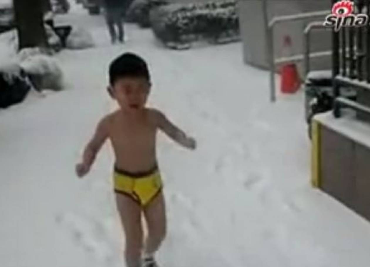 Έβαλαν το παιδί τους να τρέχει γυμνό στο χιόνι