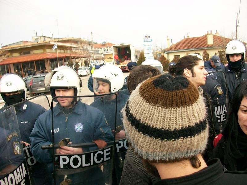 Αστυνομικοί ξεγύμνωσαν καθηγήτρια που συμμετείχε σε διαδήλωση!