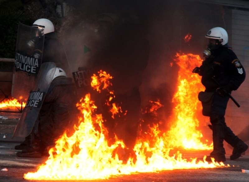 Επεισόδια και φωτιές στην Αθήνα σε βίντεο 