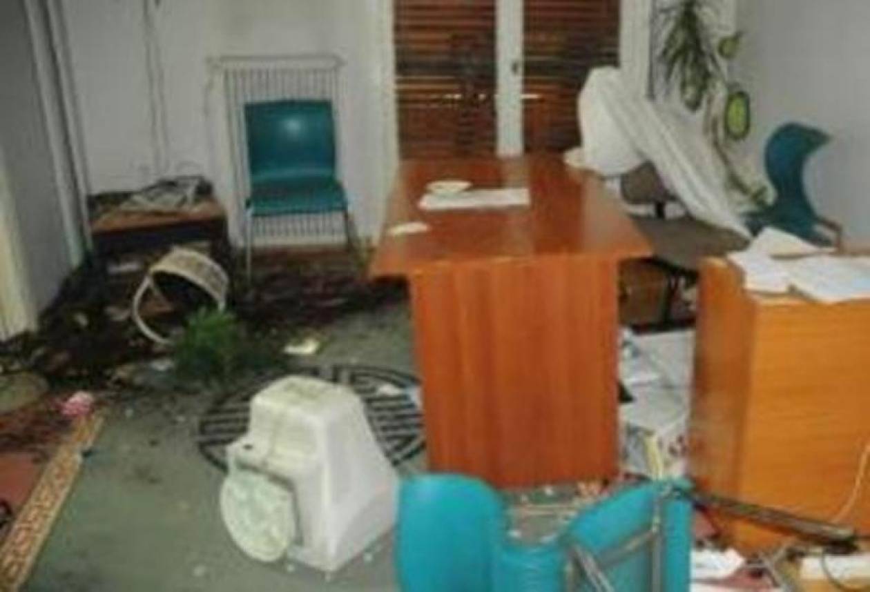Πάτρα: Αγανακτισμένοι έσπασαν το γραφείο του Σπηλιόπουλου