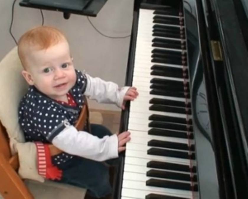 Ένα μωρό που παίζει πιάνο, «τρέλανε» το You Tube!