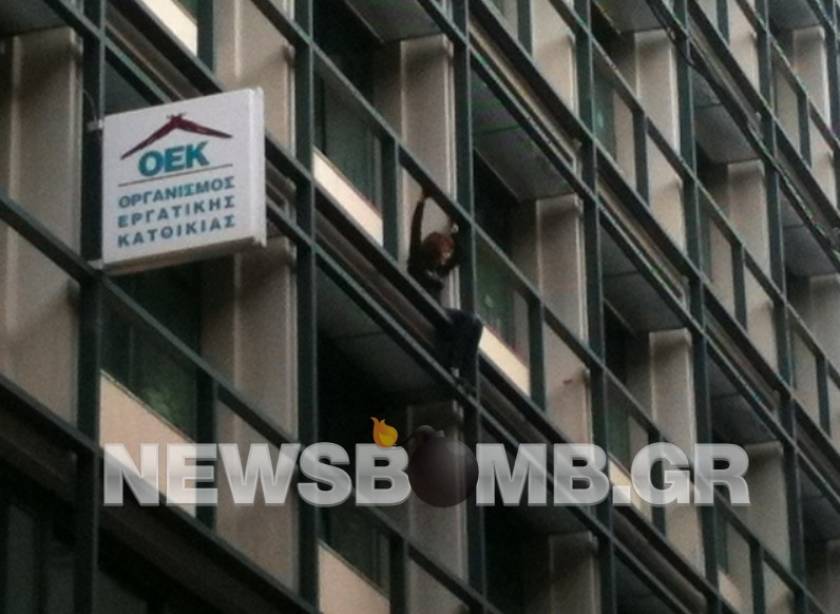 Φωτορεπορτάζ: Απειλεί να πέσει από το κτήριο του ΟΕΚ