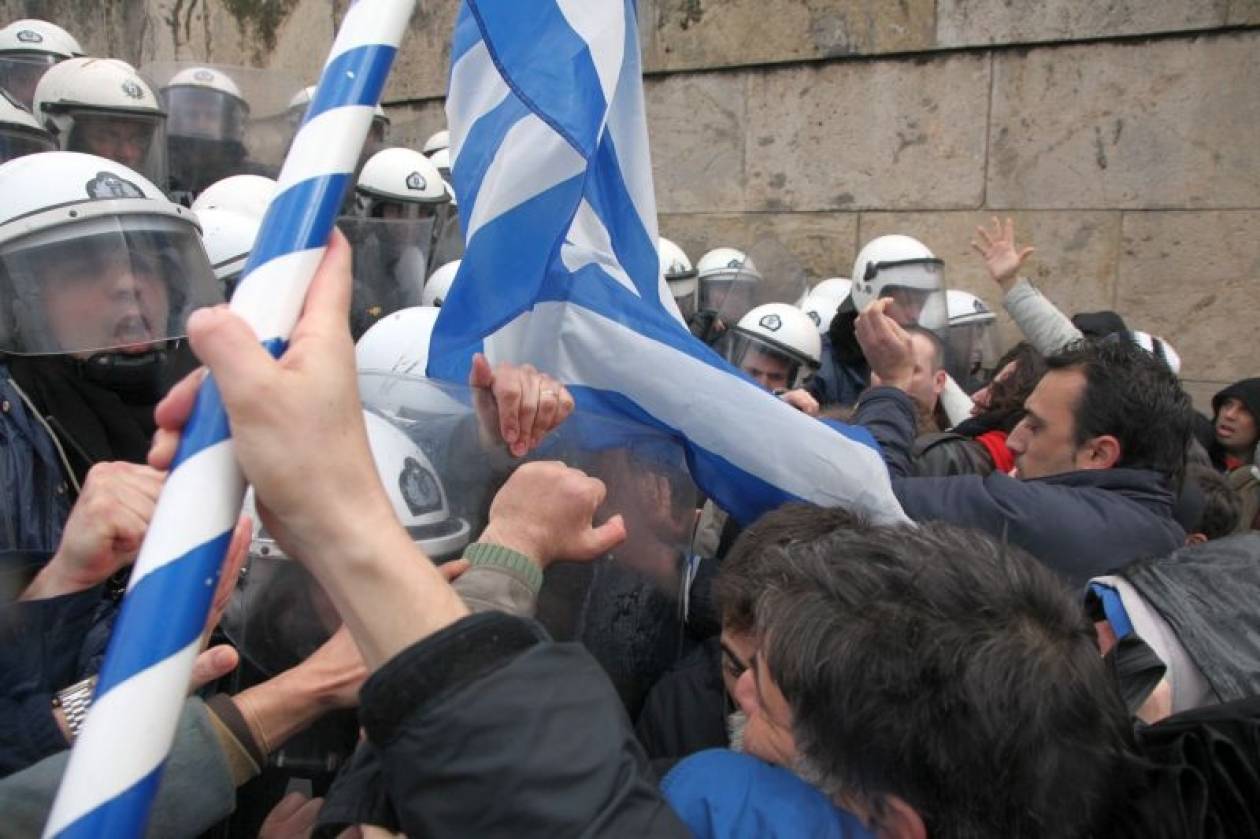 De Standaard: «Η Γερμανία αφήνει την Ελλάδα να ψυχορραγεί»