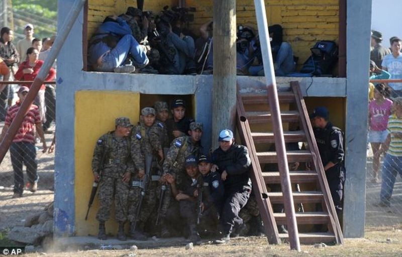 Φωτορεπορτάζ: Ο πύρινος εφιάλτης στις φυλακές στην Ονδούρα