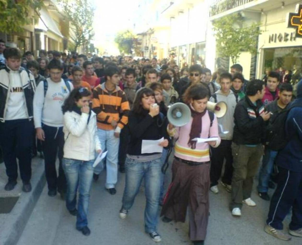 Μικροεπεισόδια και σήμερα στην μαθητική πορεία στο Ηράκλειο