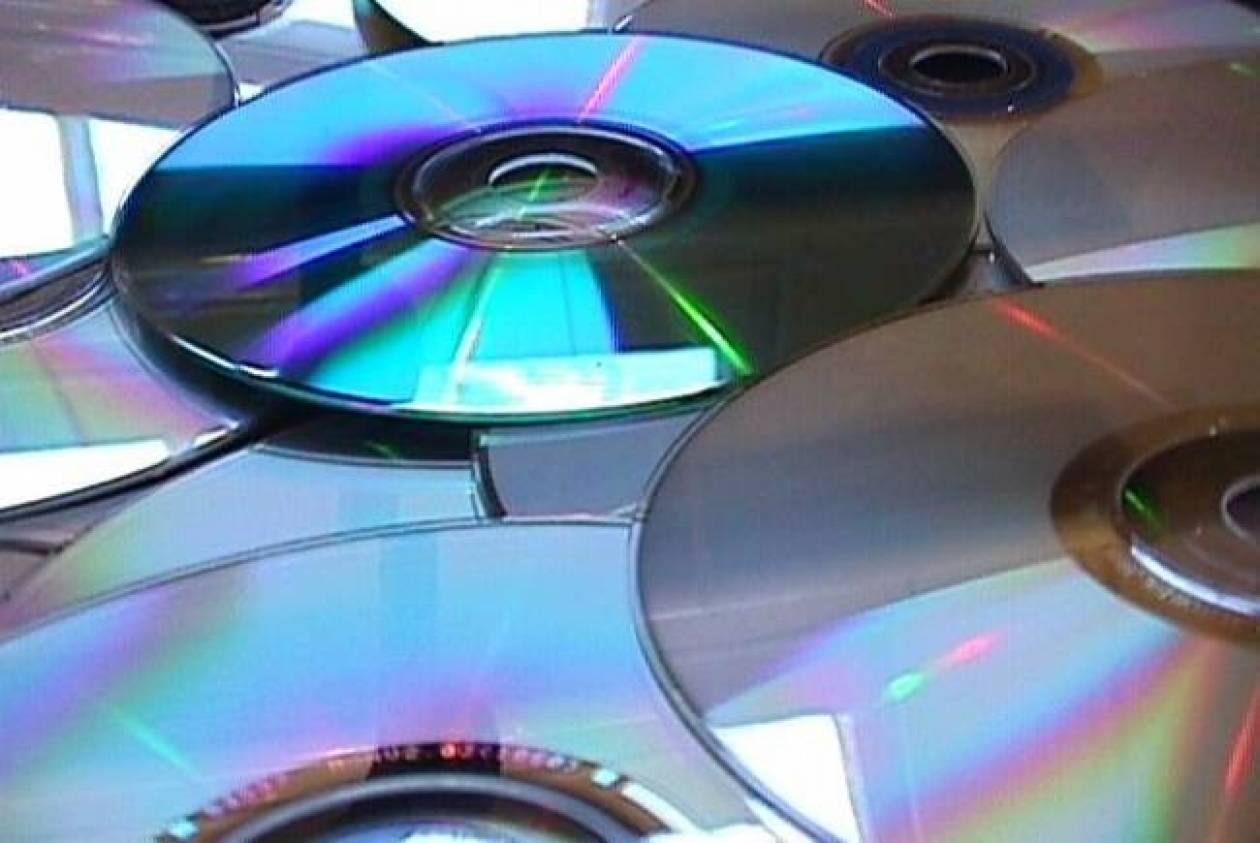 Σύλληψη αλλοδαπού για παράνομη πώληση cd και dvd