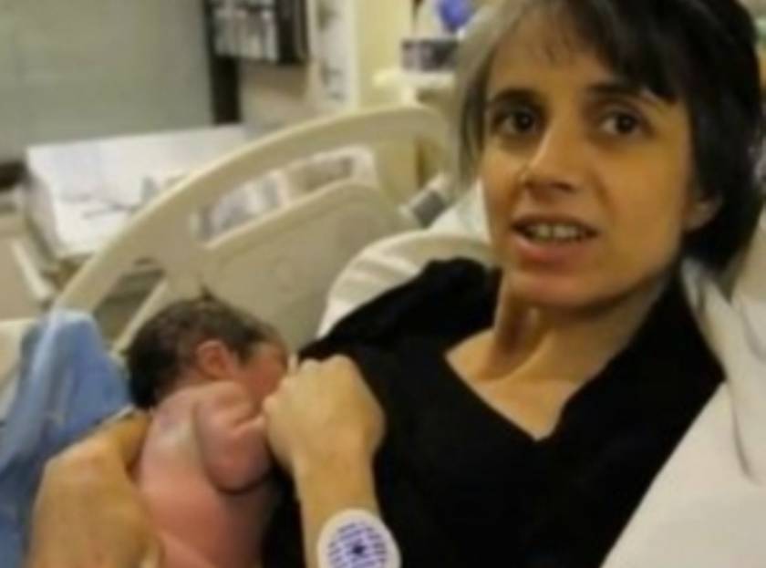 Ελληνίδα γέννησε σε ταξί το πρώτο …αγανακτισμένο μωρό!