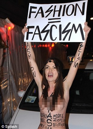Τόπλες διαμαρτυρία μοντέλων στο Μιλάνο 