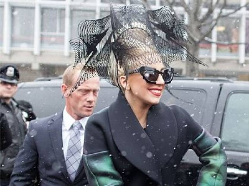 Η Lady Gaga ντύθηκε…παγώνι