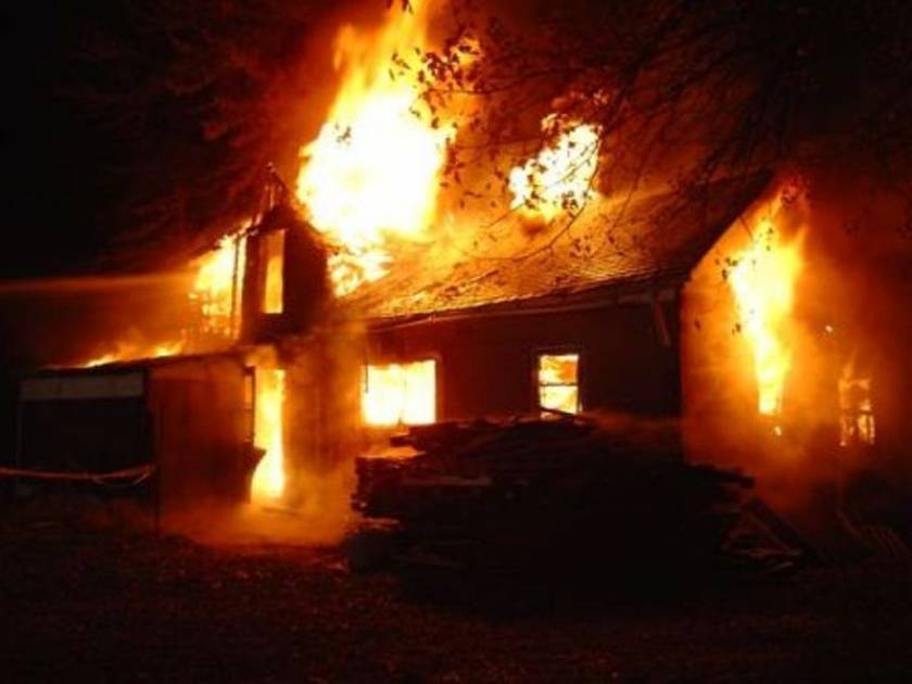 Φωτιά σε σπίτι στα Καλύβια