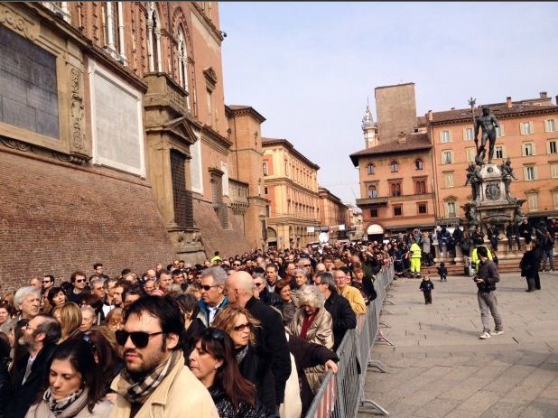 Χιλιάδες Ιταλοί αποχαιρετούν τον Λούτσιο Ντάλλα