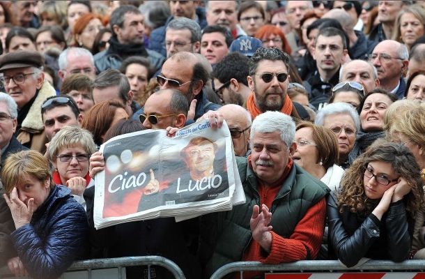 Χιλιάδες Ιταλοί αποχαιρετούν τον Λούτσιο Ντάλλα
