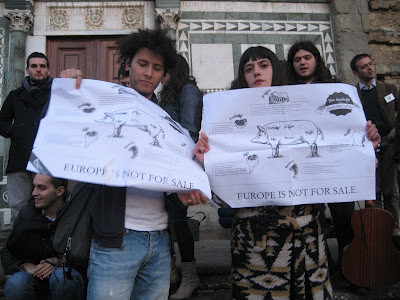 Ιταλοί φοιτητές με γουρονοκεφαλές τα έψαλαν στον Σόιμπλε 