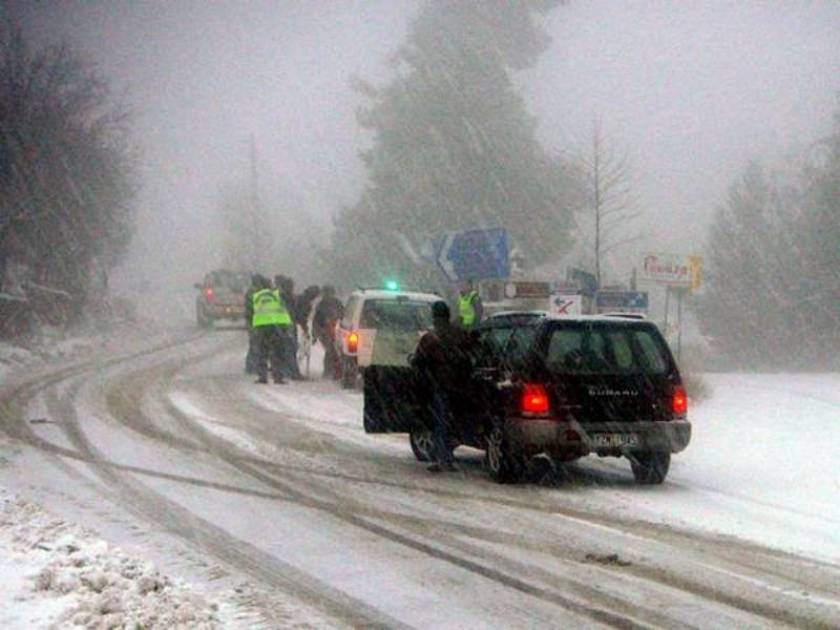 Αχαΐα: Τουριστικό λεωφορείο και 7 ΙΧ καθηλώθηκαν στα χιόνια