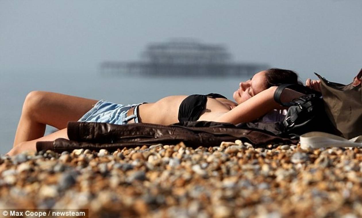 Daily Mail: Ήρθε το καλοκαίρι. Κάνει πιο πολύ ζέστη από την Ελλάδα