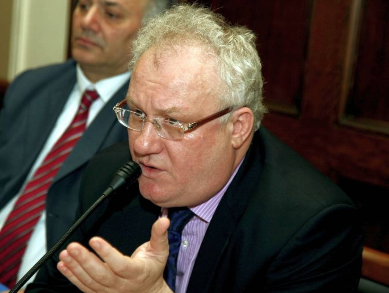 Ο Γ. Αδαμόπουλος διοργανώνει «το παρασύνταγμα της τρόικας»