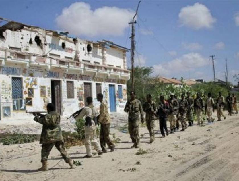 Πολεμικά αεροσκάφη βομβάρδισαν βάση της Αλ Σαμπάμπ στη Σομαλία