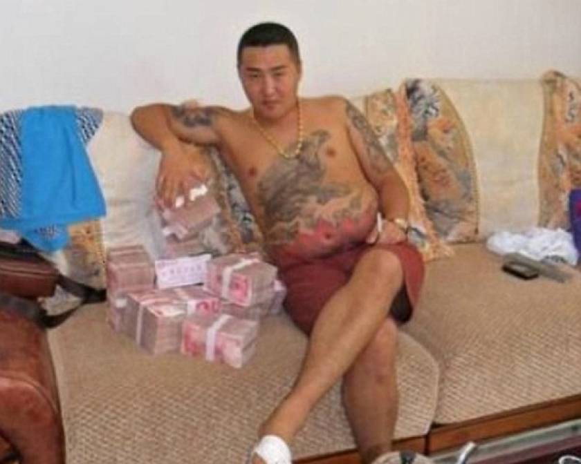 Σοκαριστικές φωτογραφίες Κινέζου μαφιόζου που έχασε το κινητό του