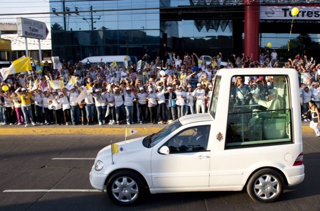 Εντυπωσιακή υποδοχή του Πάπα στο Μεξικό