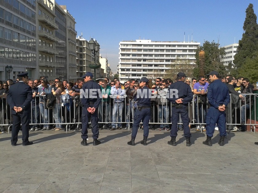 Παρέλαση σε αστυνομικό «κλουβί» 