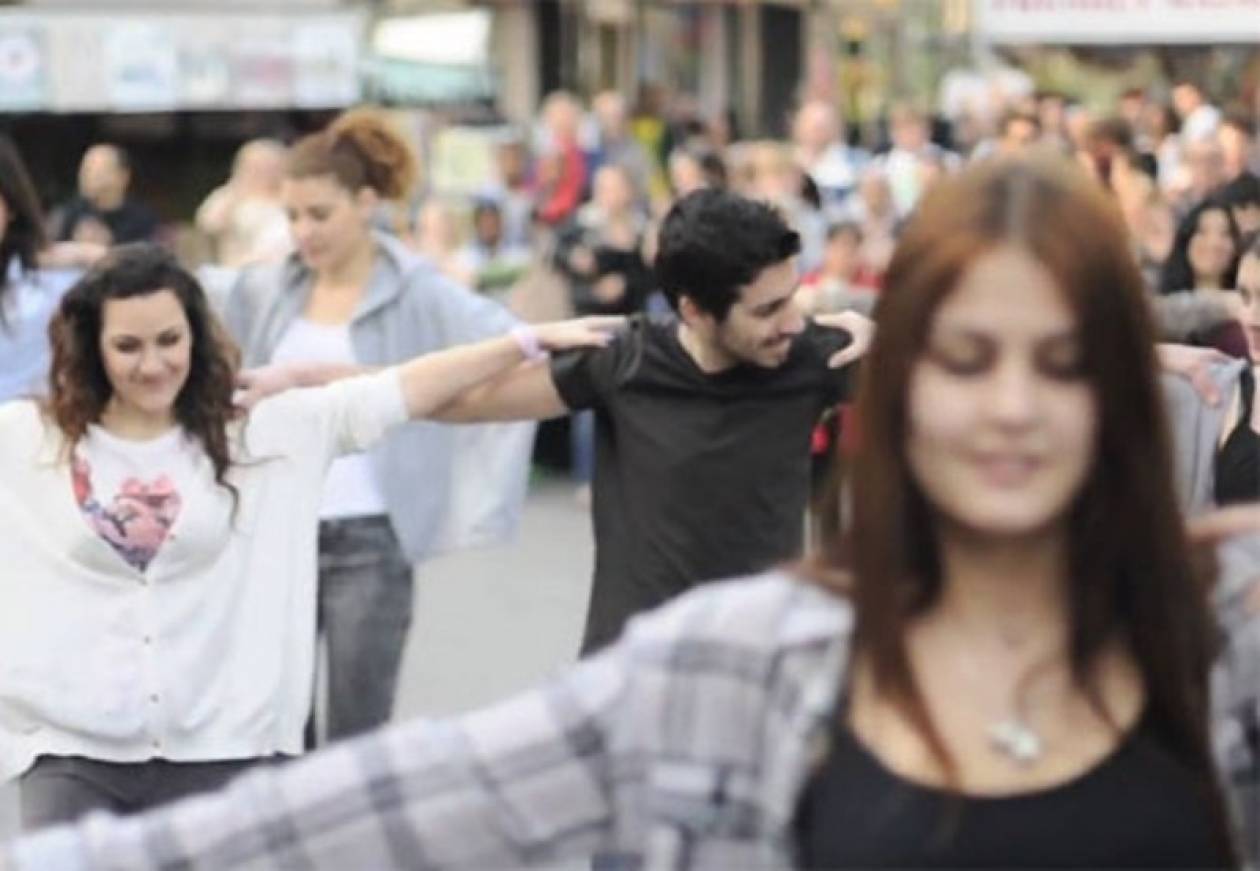 Έλληνες φοιτητές χορεύουν Ζορμπά στο Λονδίνο!