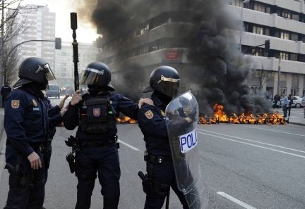 Oδομαχίες μεταξύ διαδηλωτών και αστυνομίας στην Ισπανία