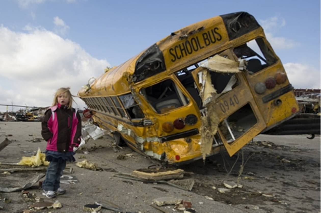 Βίντεο: Ανεμοστρόβιλος χτυπά σχολικό λεωφορείο