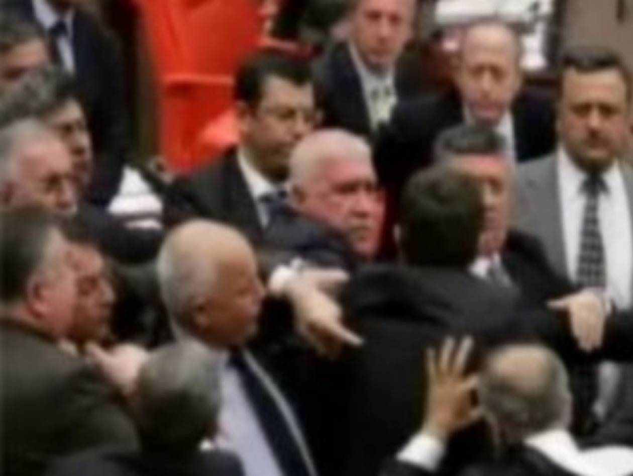 Βίντεο:«Πιάστηκαν στα χέρια» στην Τουρκική βουλή