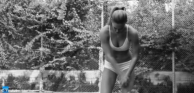 Η Μπαρ παίζει τένις με εσώρουχα 