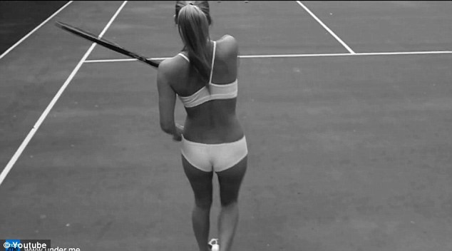 Η Μπαρ παίζει τένις με εσώρουχα 
