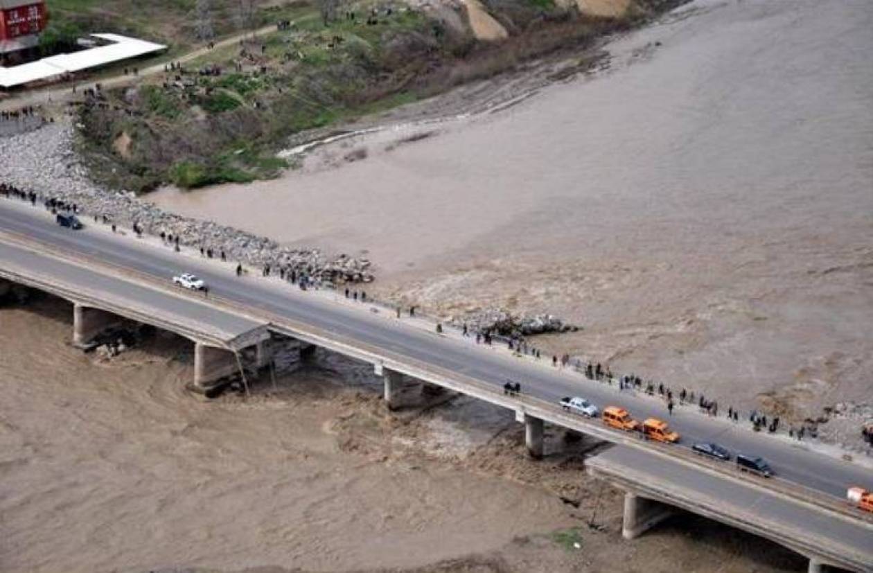 Ένας νεκρός σε κατάρρευση γέφυρας στην Τουρκία