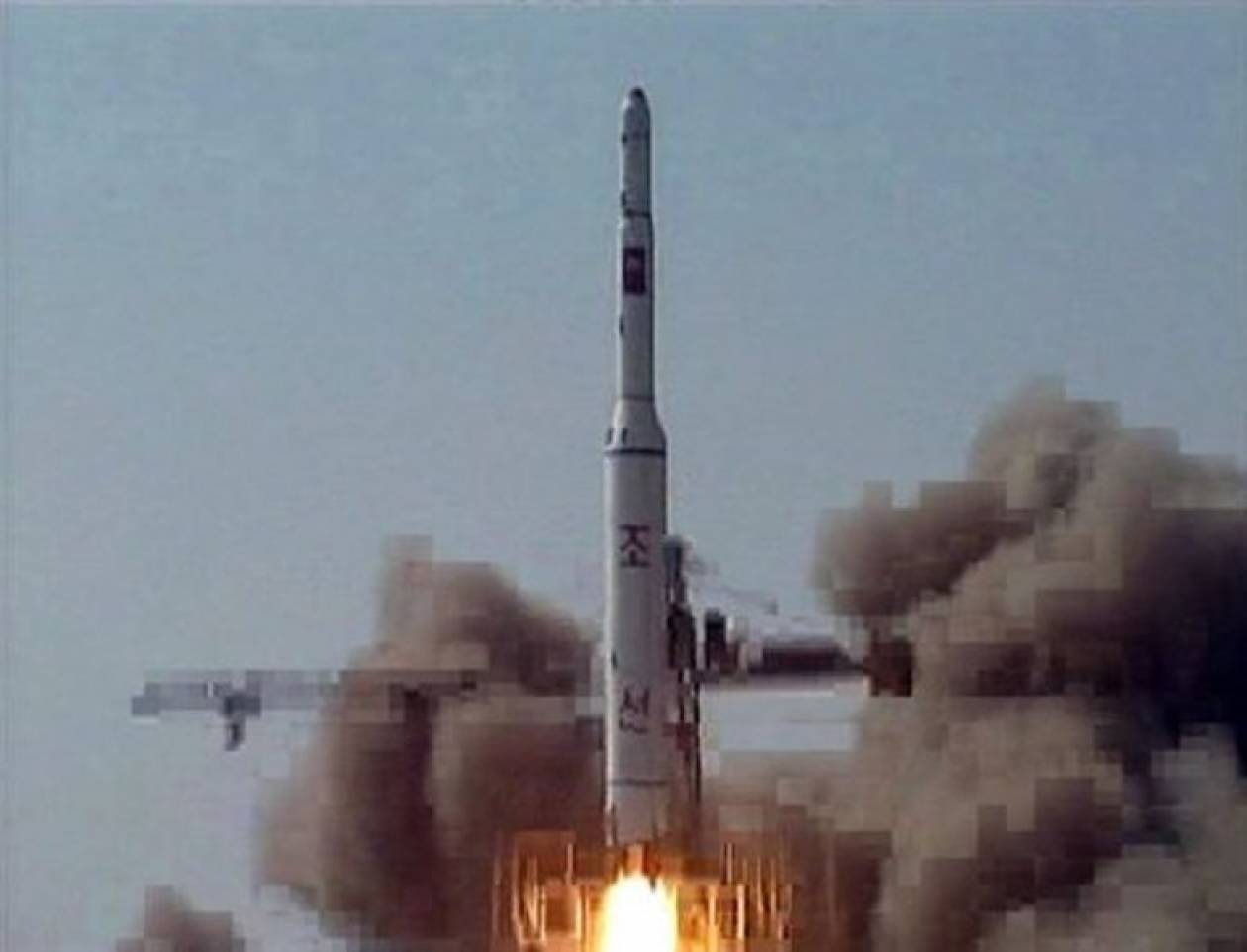 Στην πλατφόρμα εκτόξευσης ο πύραυλος της Βορείου Κορέας