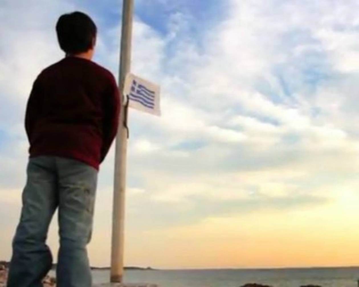 Συγκινητική ταινία: Το αγοράκι και η ελληνική σημαία...