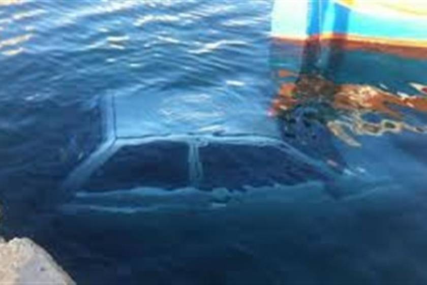 Πάτρα: Όχημα έπεσε στη θάλασσα