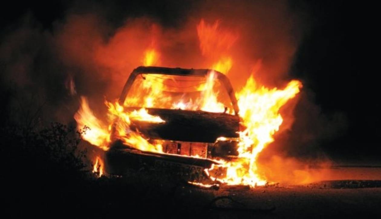 Φωτιά σε τέσσερα αυτοκίνητα στα Εξάρχεια