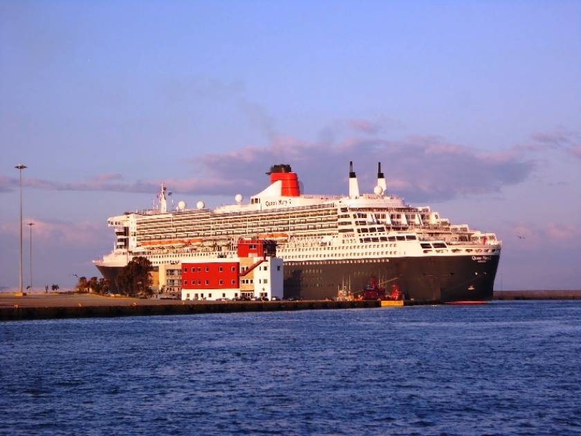 «Έκρυψε» τον ήλιο του Πειραιά το Queen Mary 2!