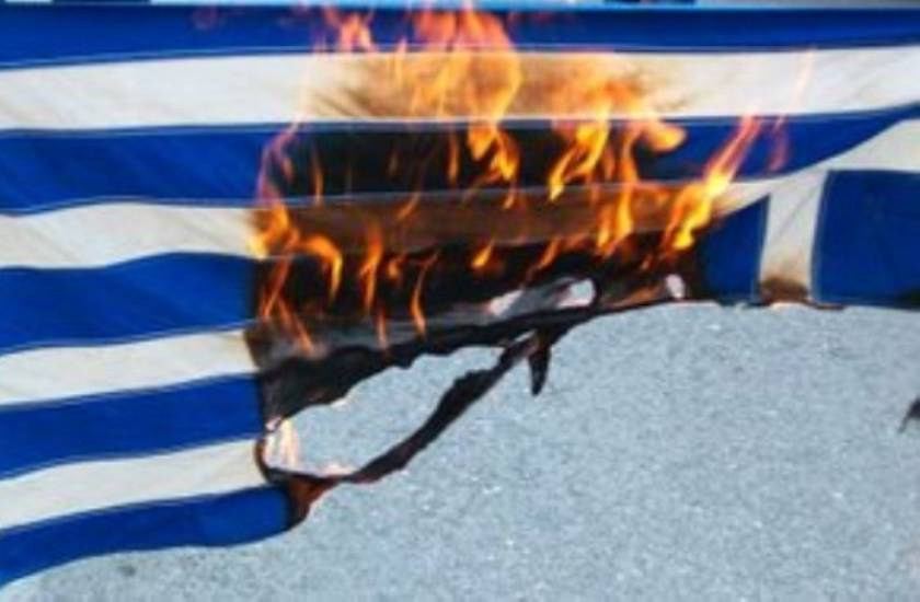 Έκαψαν ελληνικές σημαίες σε τελετή  για την Εθνική αντίσταση
