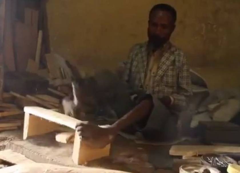 Βίντεο: Ξυλουργός χωρίς χέρια