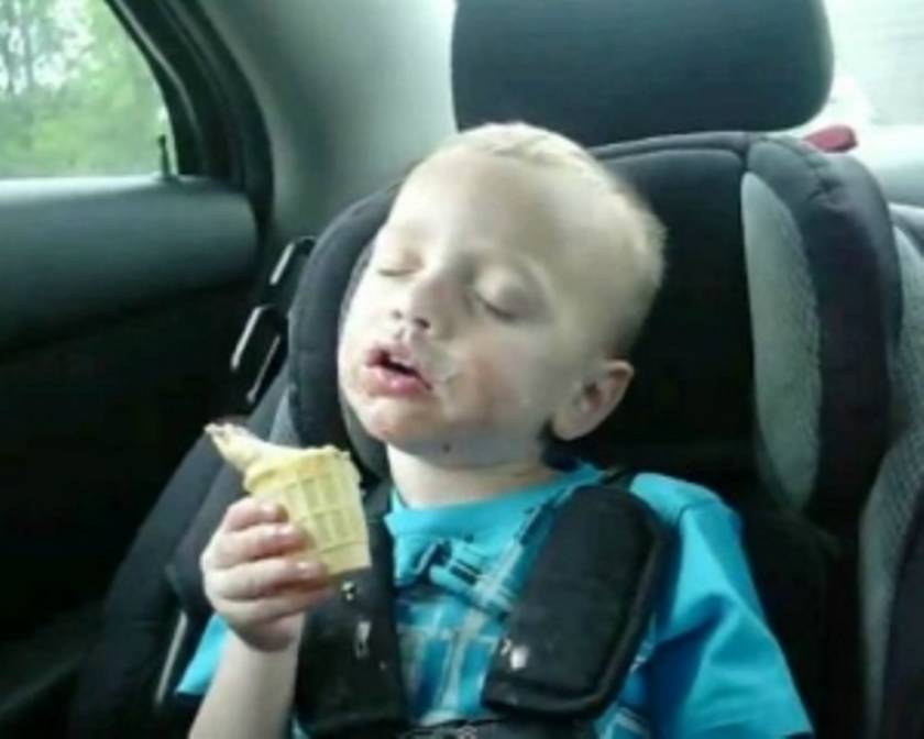 Μπόμπιρας τρώει παγωτό την ώρα που κοιμάται! (βίντεο)