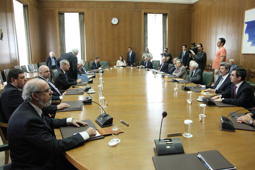 Η «παρθενική» συνεδρίαση του υπηρεσιακού υπουργικού (φωτό)