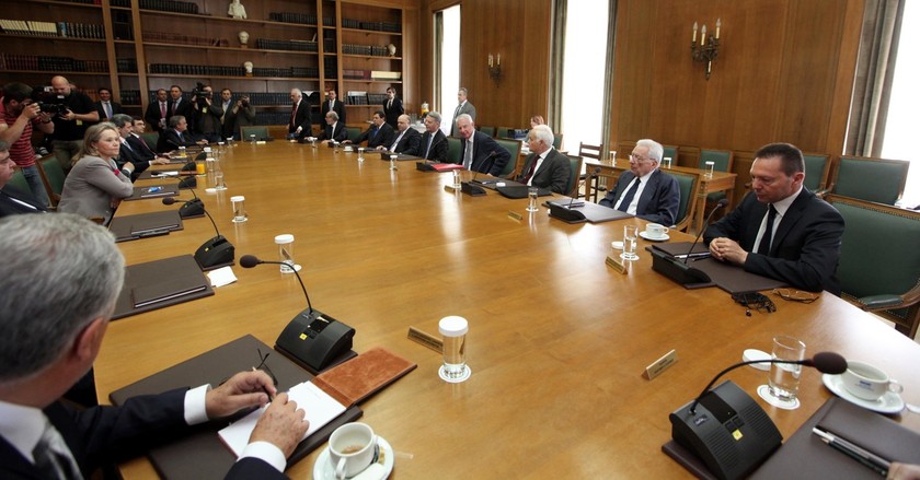 Η «παρθενική» συνεδρίαση του υπηρεσιακού υπουργικού (φωτό)