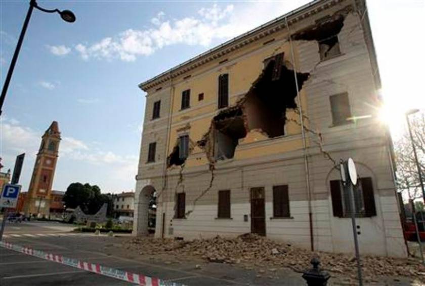 Πέντε νεκροί από το φονικό σεισμό στην Ιταλία
