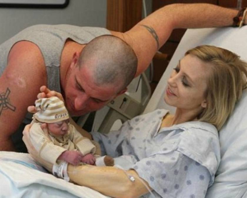 Facebook: Διέγραψε φωτογραφίες νεογέννητου μωρού που έζησε 8 ώρες!